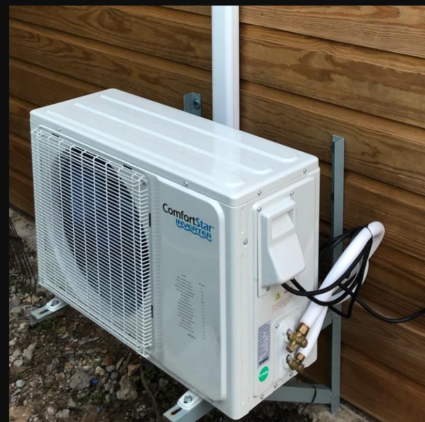 Unidad condensadora mini split ComfortStar instalada en una pared exterior con soporte metálico plegable SSB21 para montaje de equipos de aire acondicionado.