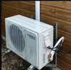 Unidad condensadora mini split ComfortStar instalada en una pared exterior con soporte metálico plegable SSB21 para montaje de equipos de aire acondicionado.